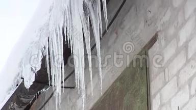 冬天房子屋顶的大冰柱